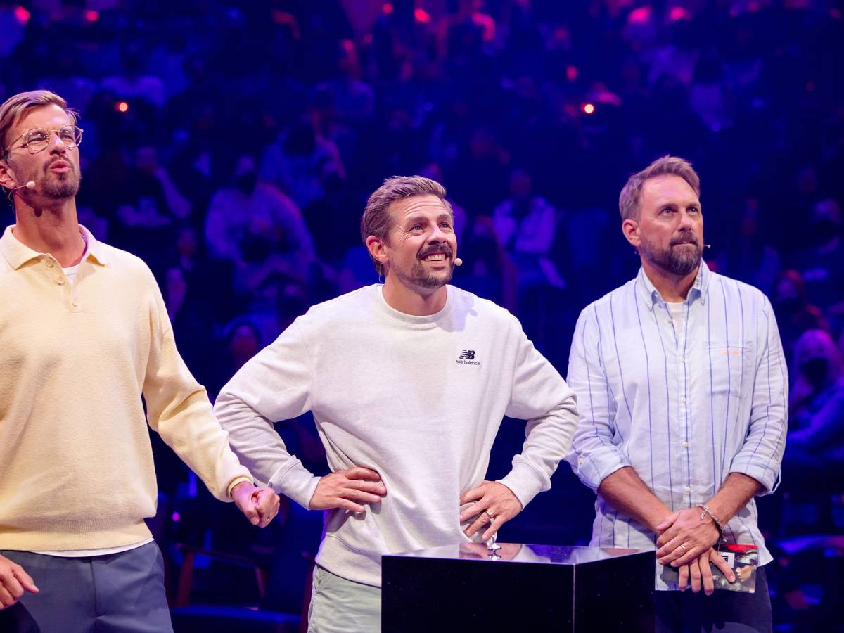 Joko gegen Klaas bekommen von Moderator Steven Gätjen ein Spiel erklärt.