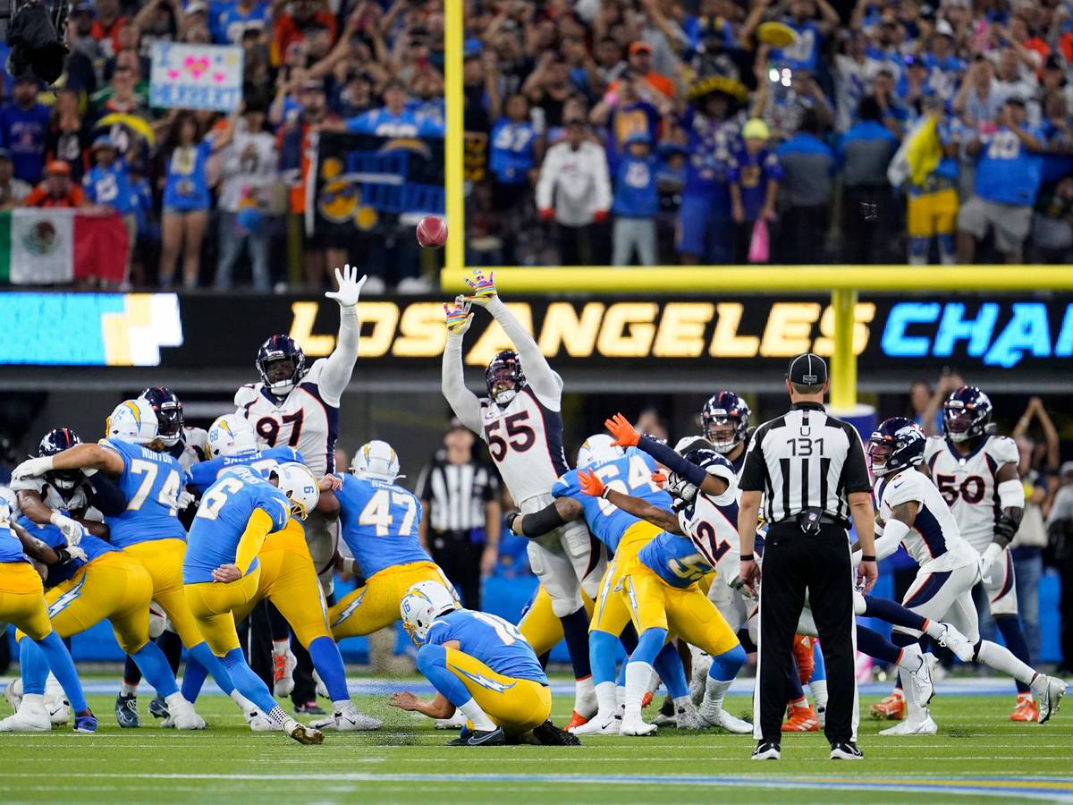 Der Kicker der Los Angeles Chargers, Dustin Hopkins (6), schießt in der zweiten Halbzeit den entscheidenden Treffer mit einem Field Goal zum Ende.