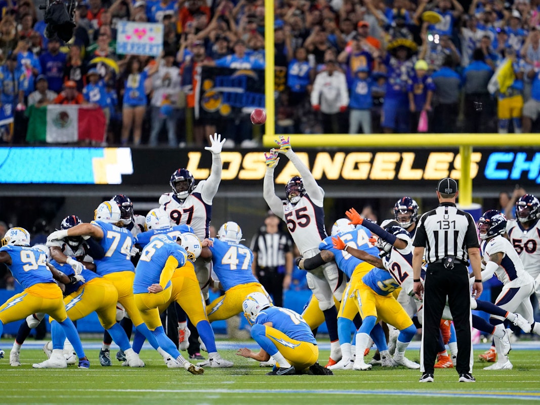 Der Kicker der Los Angeles Chargers, Dustin Hopkins (6), schießt in der zweiten Halbzeit den entscheidenden Treffer mit einem Field Goal zum Ende.