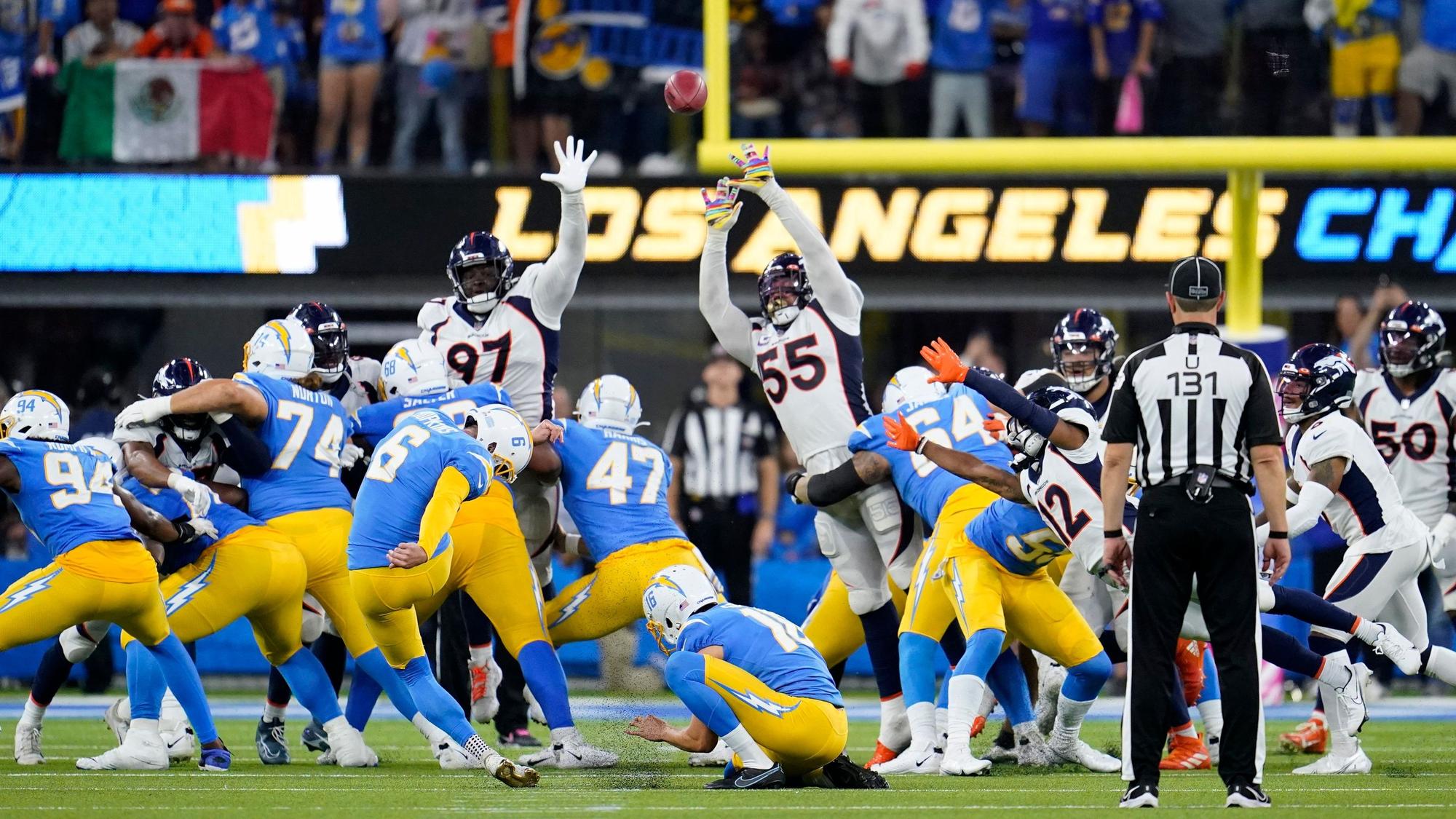Der Kicker der Los Angeles Chargers, Dustin Hopkins (6), schießt in der zweiten Halbzeit den entscheidenden Treffer mit einem Field Goal zum Ende.