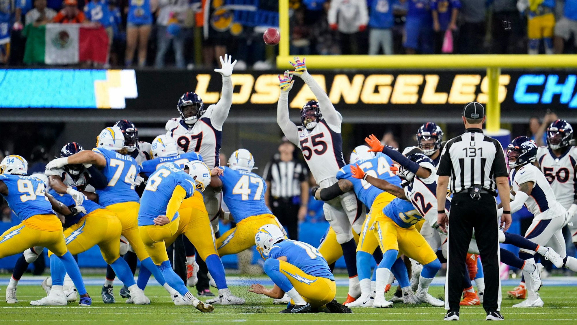 Der Kicker der Los Angeles Chargers, Dustin Hopkins (6), schießt in der zweiten Halbzeit den entscheidenden Treffer mit einem Field Goal zum Ende.
