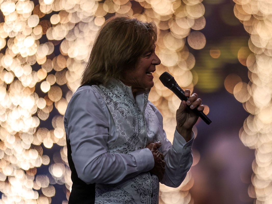 Schlagersänger Jürgen Drews singt auf der Bühne.