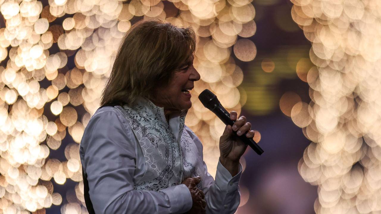 Schlagersänger Jürgen Drews singt auf der Bühne.
