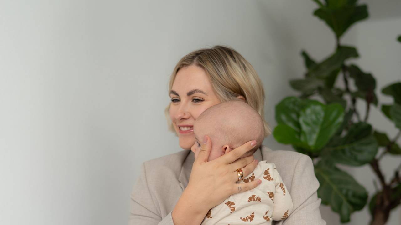 Die Autorin und Gründerin Franzi König mit Tochter Malea auf einem undatierten Foto