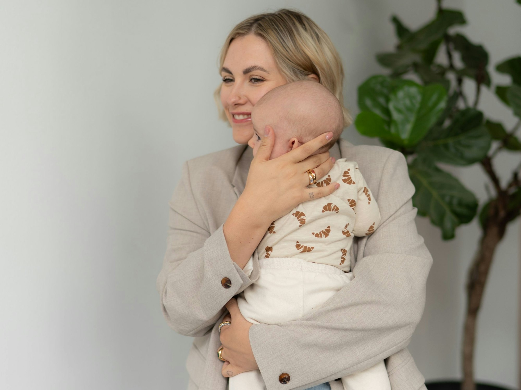 Die Autorin und Gründerin Franzi König mit Tochter Malea auf einem undatierten Foto