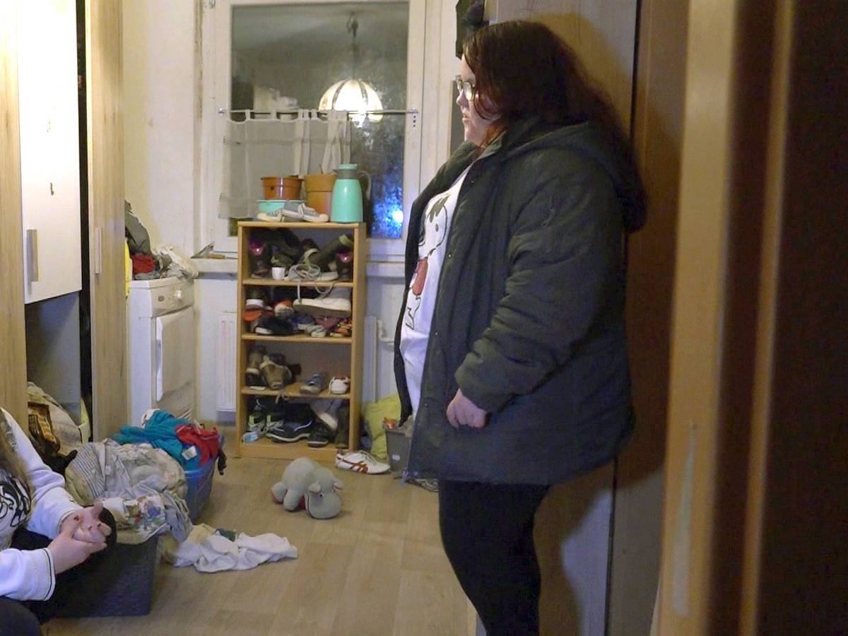 Die 17-jährige Magdeburgerin Lisa (l.)zitterte in der RTLZWEI-Show „Hartz und herzlich“ vor dem Resultat eines Schwangerschaftstestes.