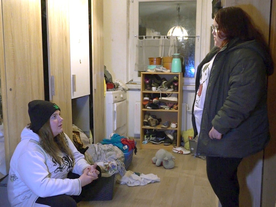 Die 17-jährige Magdeburgerin Lisa (l.)zitterte in der RTLZWEI-Show „Hartz und herzlich“ vor dem Resultat eines Schwangerschaftstestes.