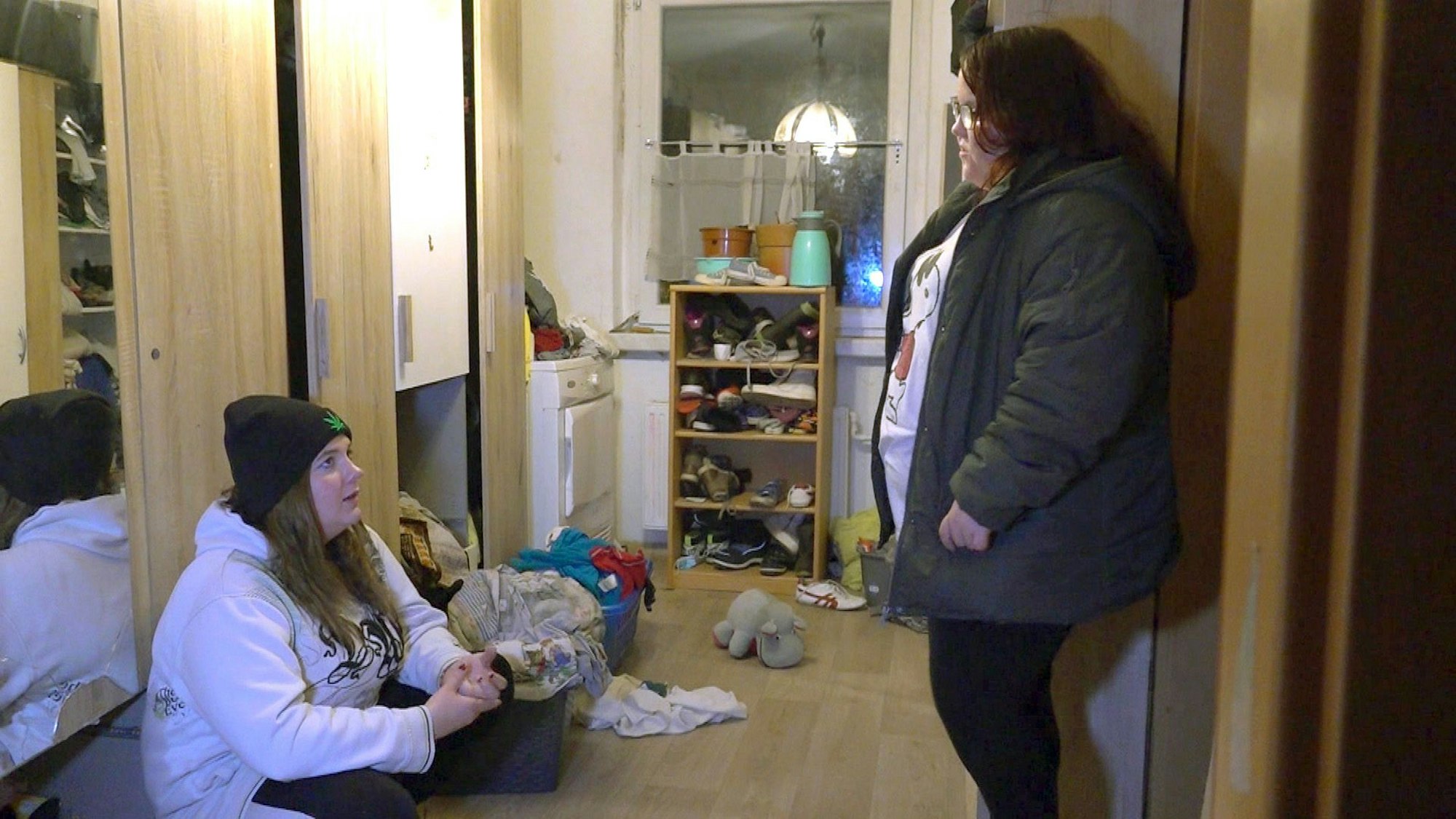 Die 17-jährige Magdeburgerin Lisa (l.)zitterte in der RTLZWEI-Show „Hartz und herzlich“ vor dem Resultat eines Schwangerschaftstestes.