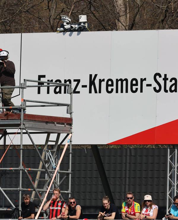 Beim Frauen-Bundesliga-Spiel zwischen dem 1. FC Köln und Bayer 04 Leverkusen stehen TV-Kameras auf einem Podest.