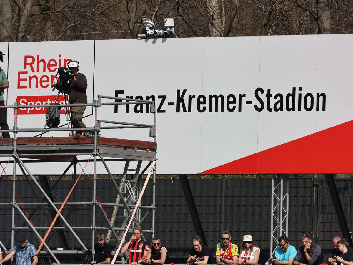 Beim Frauen-Bundesliga-Spiel zwischen dem 1. FC Köln und Bayer 04 Leverkusen stehen TV-Kameras auf einem Podest.