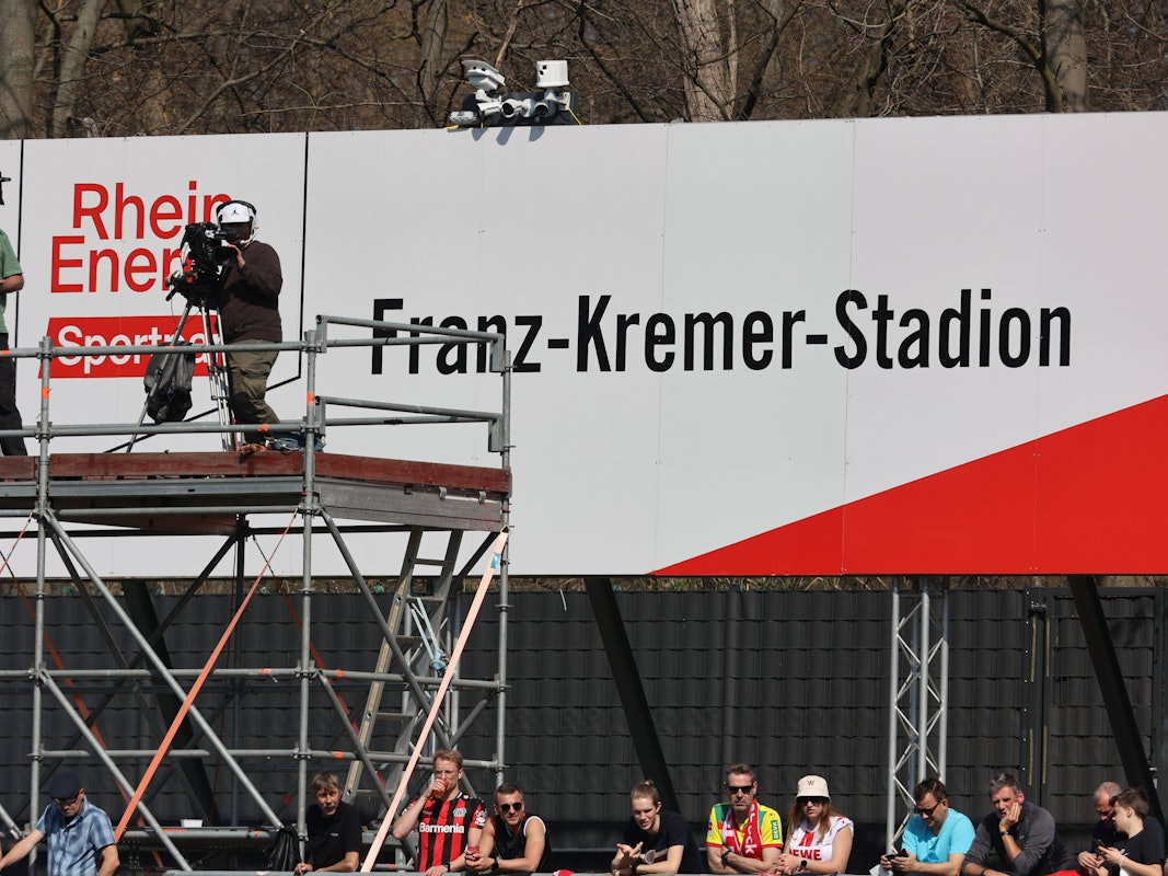 Beim Frauen-Bundesliga-Spiel zwischen dem 1. FC Köln und Bayer 04 Leverkusen stehen TV-Kameras auf einem Podest.