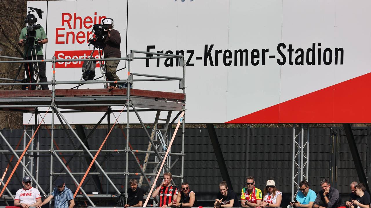 Beim Frauen-Bundesliga-Spiel zwischen dem 1. FC Köln und Bayer 04 Leverkusen stehen TV-Kameras auf einem Podest.