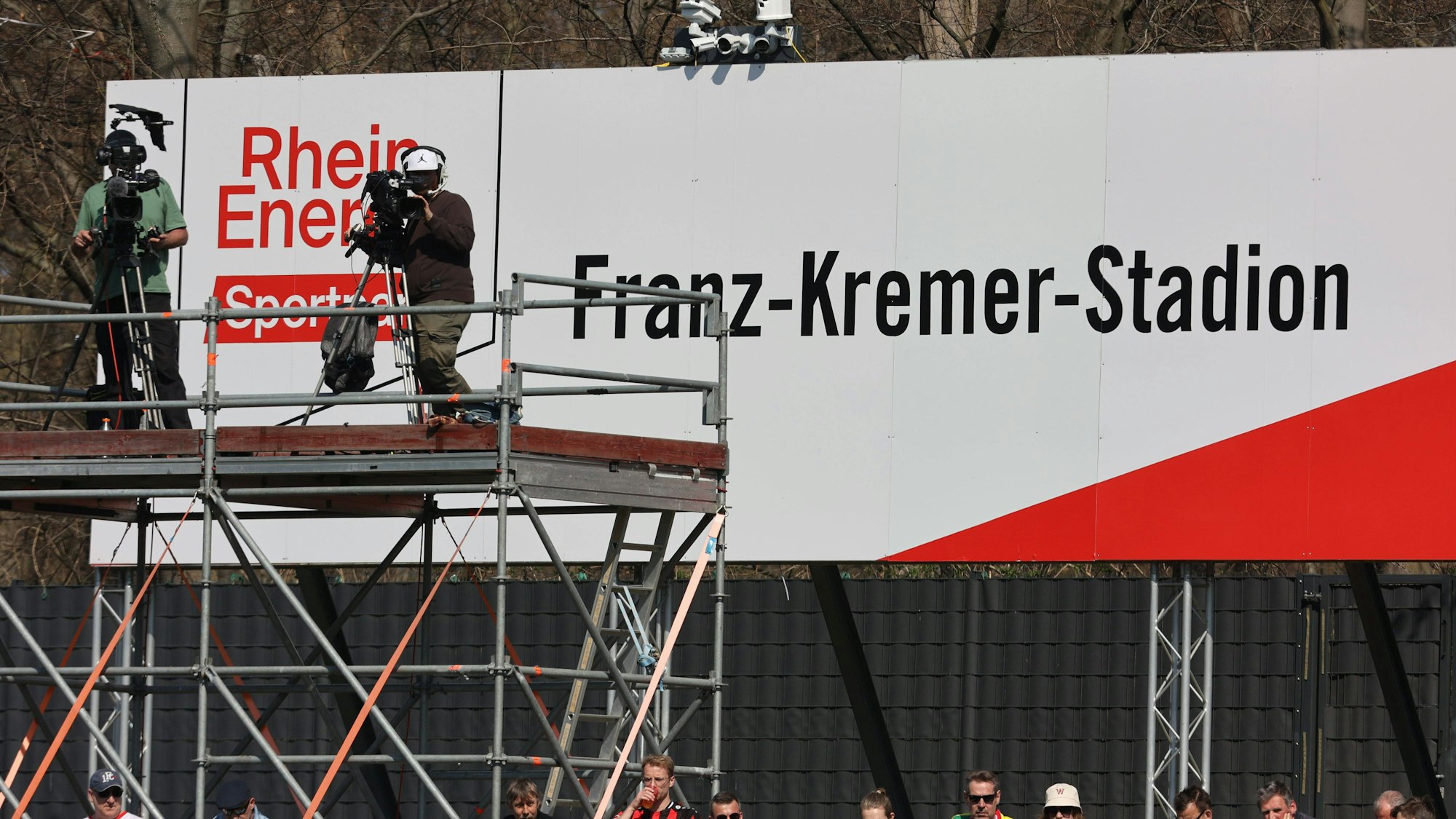 Beim Frauen-Bundesliga-Spiel zwischen dem 1. FC Köln und Bayer 04 Leverkusen stehen TV-Kameras auf einem Podest.