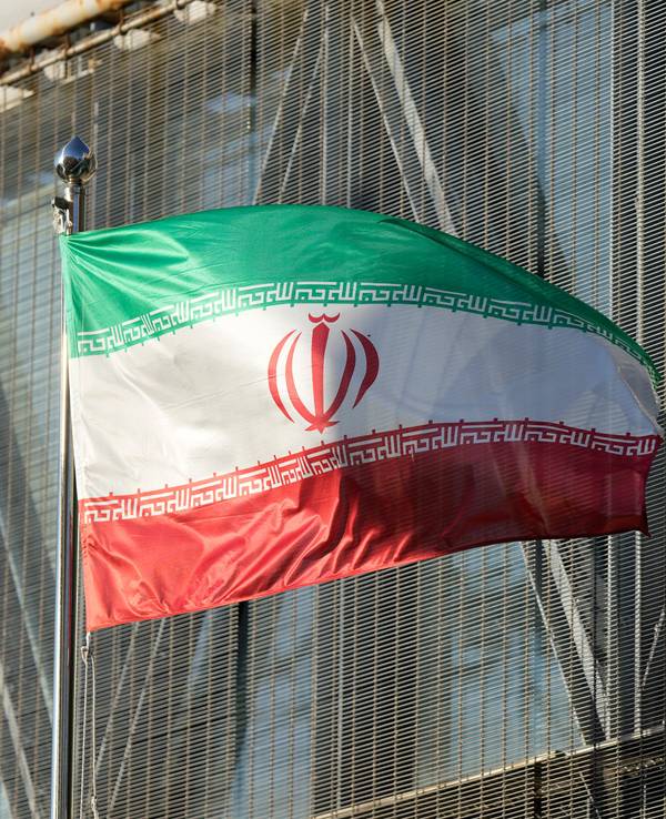 Das Symbolfoto vom 18. Oktober 2022 zeigt die iranische Landesflagge vor einem Gebäude.