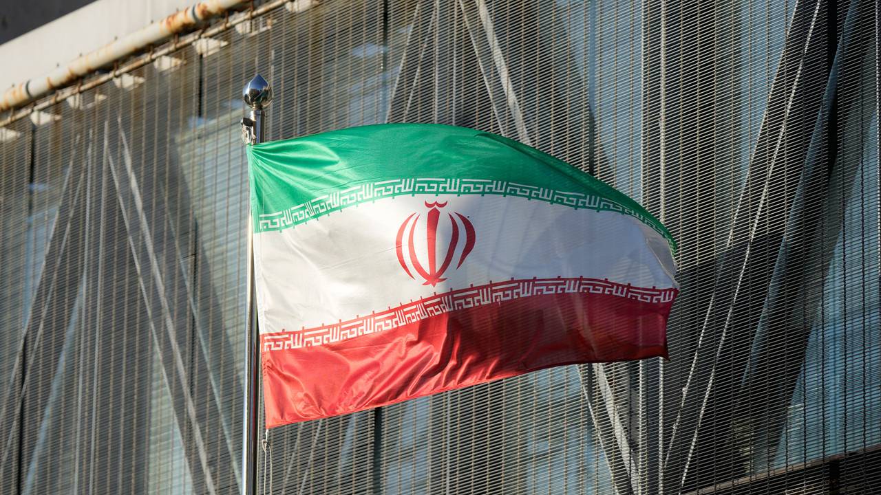 Das Symbolfoto vom 18. Oktober 2022 zeigt die iranische Landesflagge vor einem Gebäude.