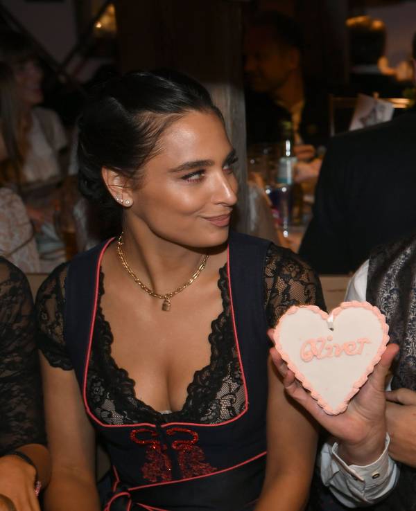 Der Comedian Oliver Pocher und seine Frau Amira am 18. September 2022 feiern beim Almauftrieb" im Käfer-Zelt auf dem Oktoberfest.
