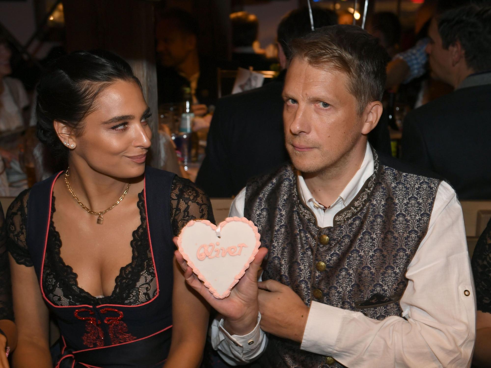 Der Comedian Oliver Pocher und seine Frau Amira am 18. September 2022 feiern beim Almauftrieb" im Käfer-Zelt auf dem Oktoberfest.