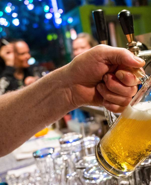 In einer Bar in Berlin-Friedrichshain wird ein Bier gezapft.