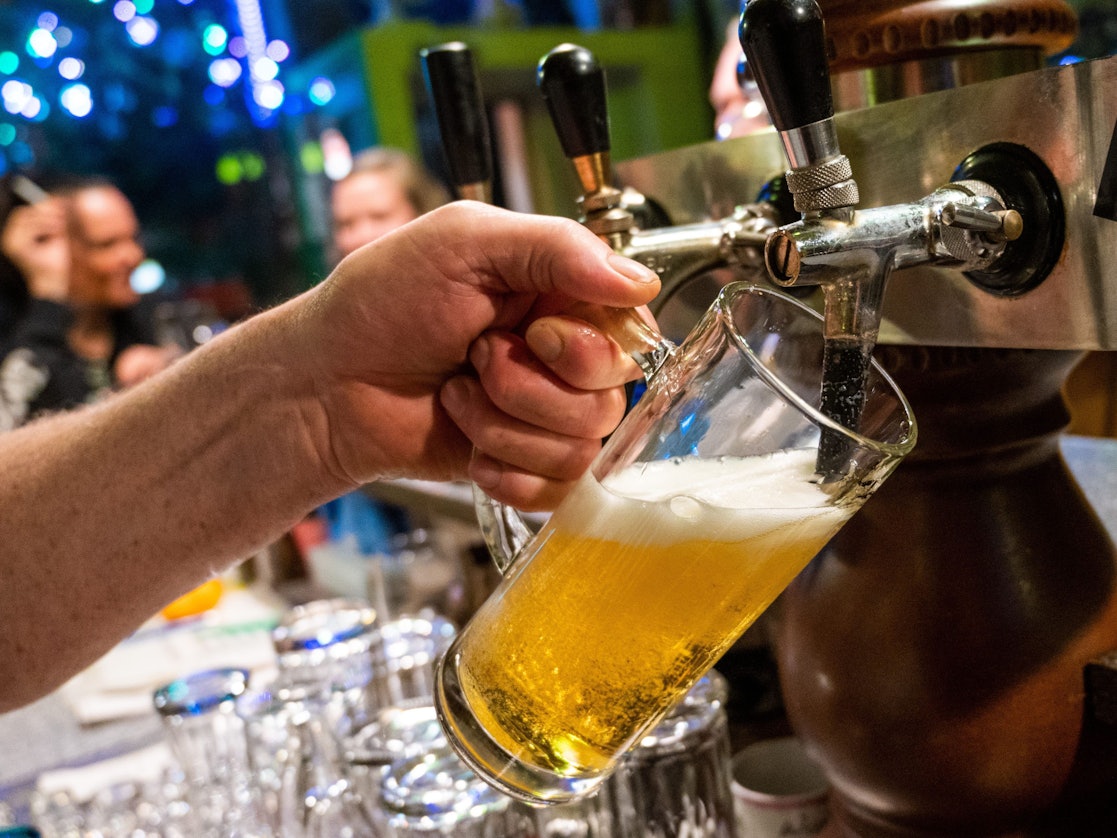 In einer Bar in Berlin-Friedrichshain wird ein Bier gezapft.