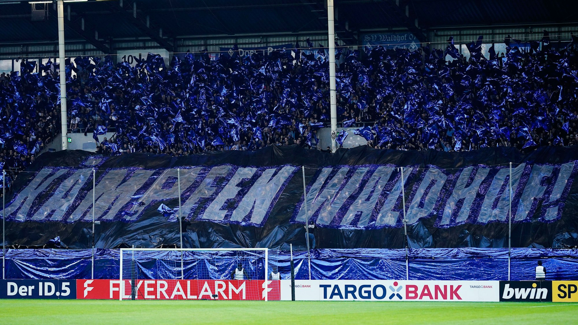 Die Fankurve von Waldhof Mannheim feuert ihr Team an.