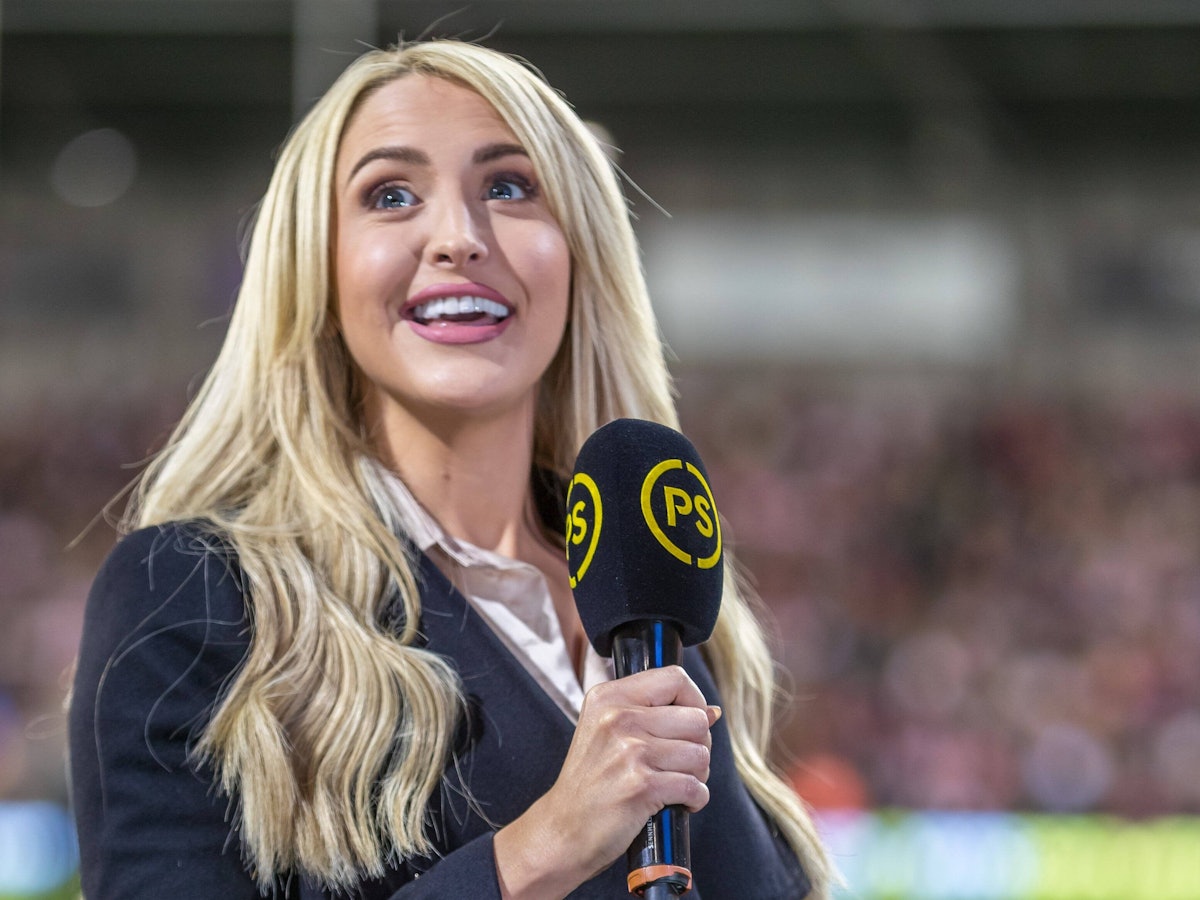 Emma Jones hält ein Mikrofon in der Hand