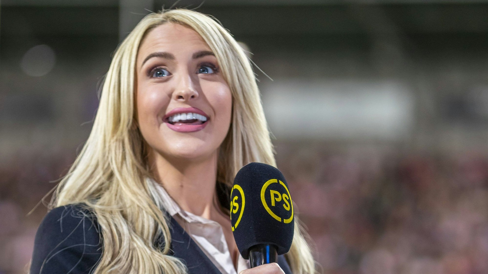 Emma Jones hält ein Mikrofon in der Hand