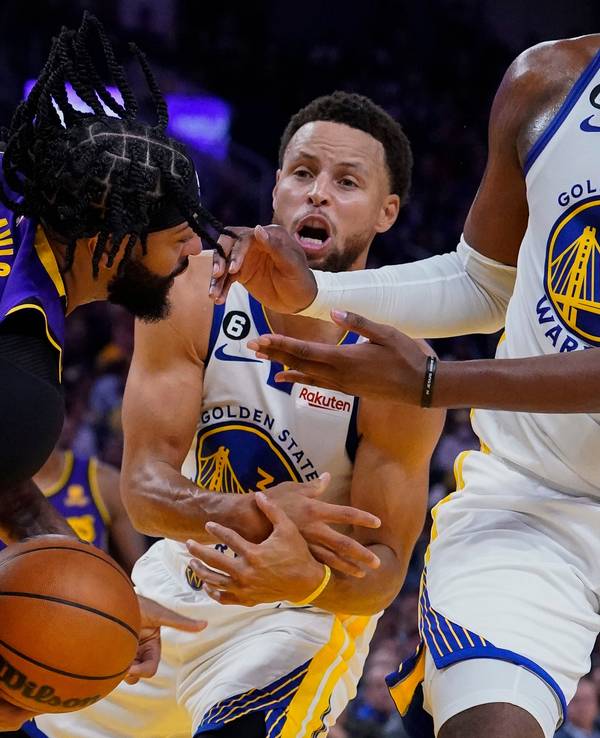 Anthony Davis hat den Ball, Stephen Curry will ihn auch.
