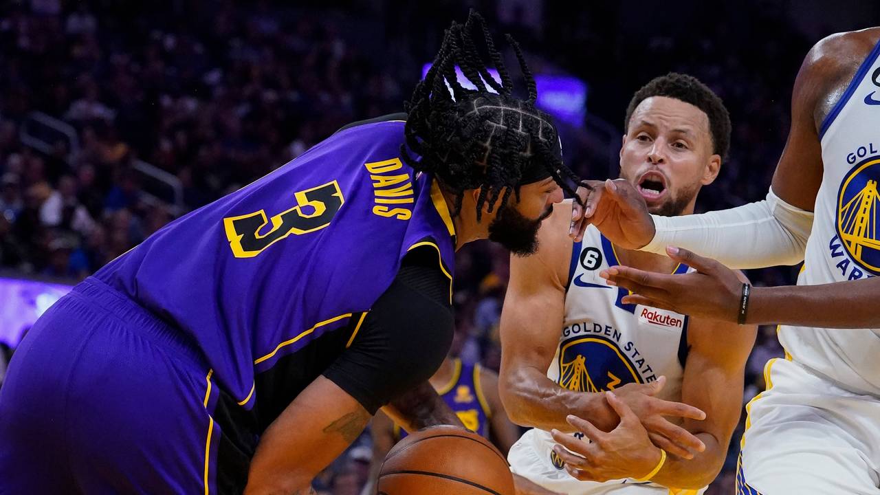 Anthony Davis hat den Ball, Stephen Curry will ihn auch.