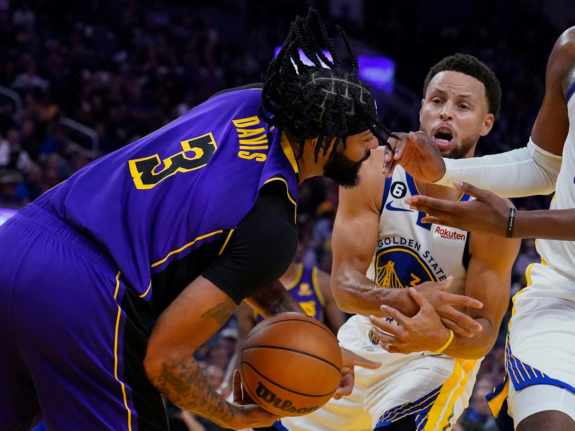 Anthony Davis hat den Ball, Stephen Curry will ihn auch.