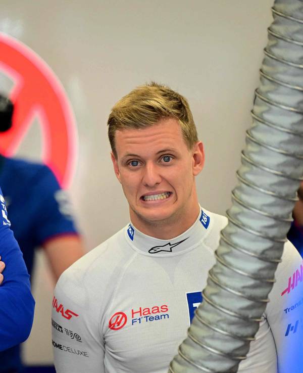 Mick Schumacher steht neben Teamchef Günther Steiner.