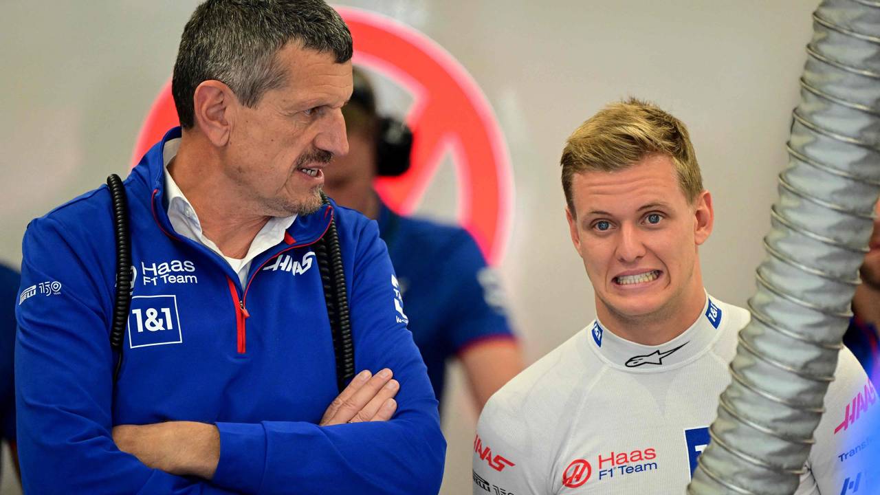 Mick Schumacher steht neben Teamchef Günther Steiner.