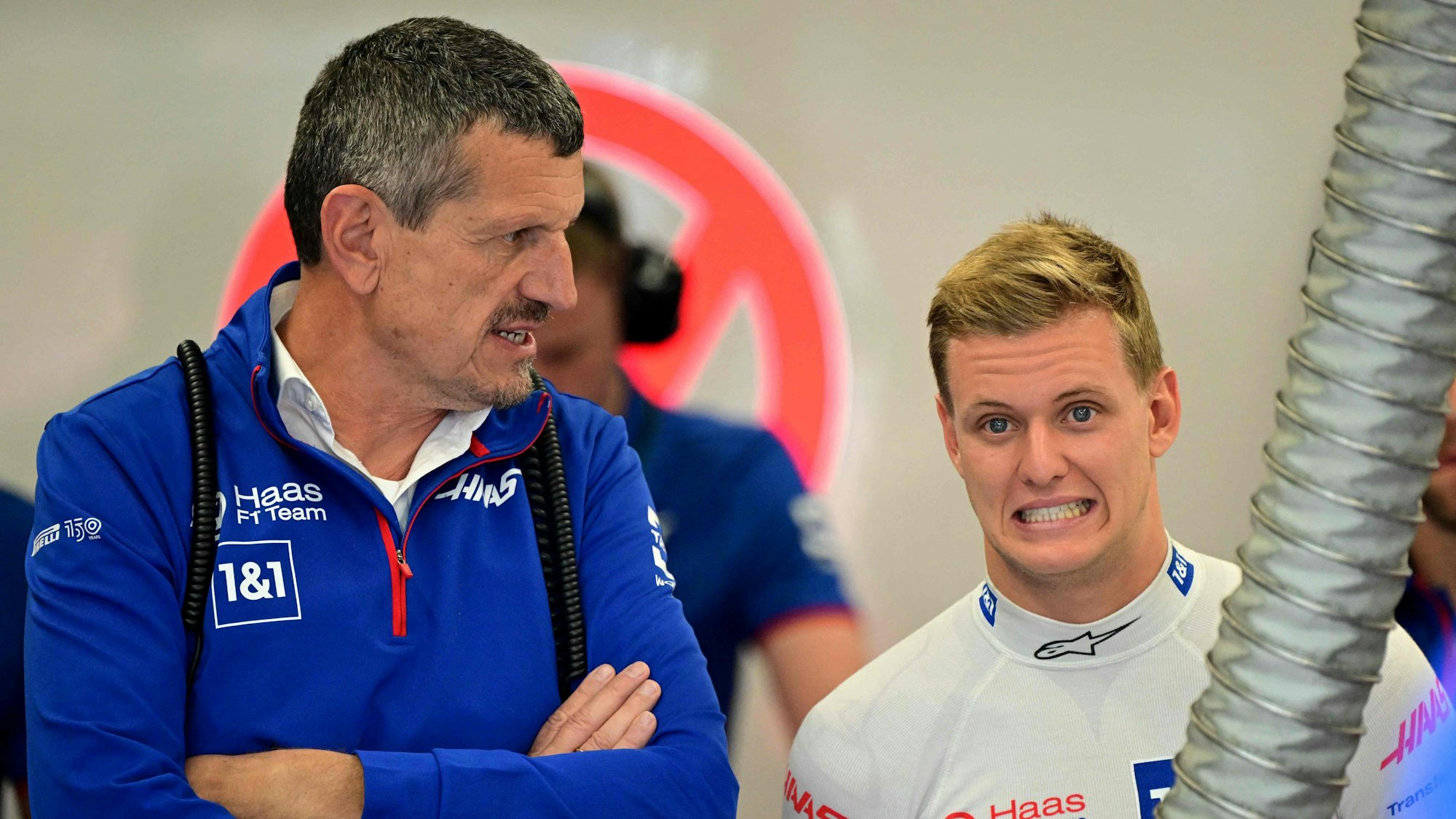 Mick Schumacher steht neben Teamchef Günther Steiner.