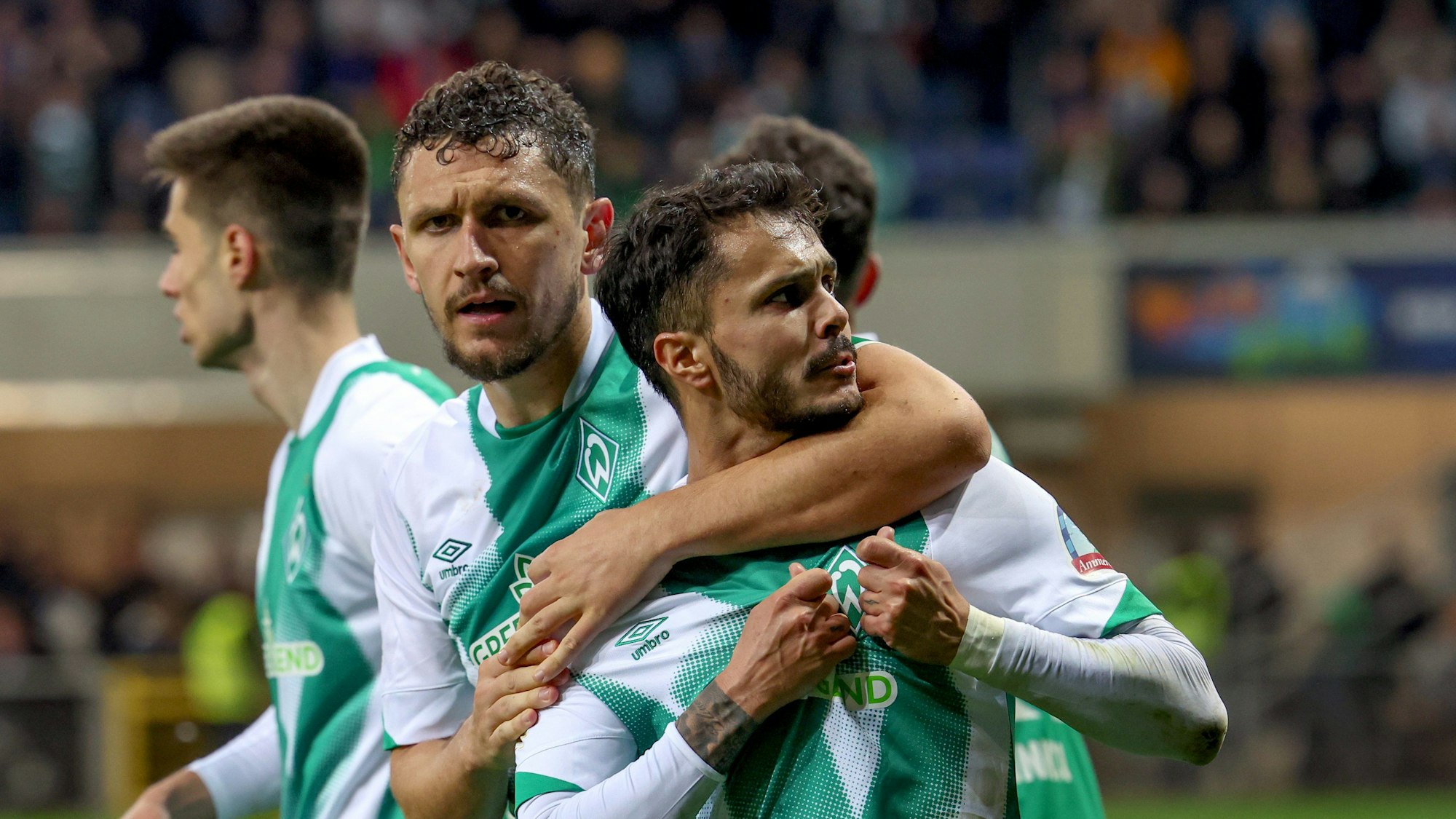 Leonardo Bittencourt bejubelt sein Tor im DFB-Pokalspiel beim SC Paderborn.