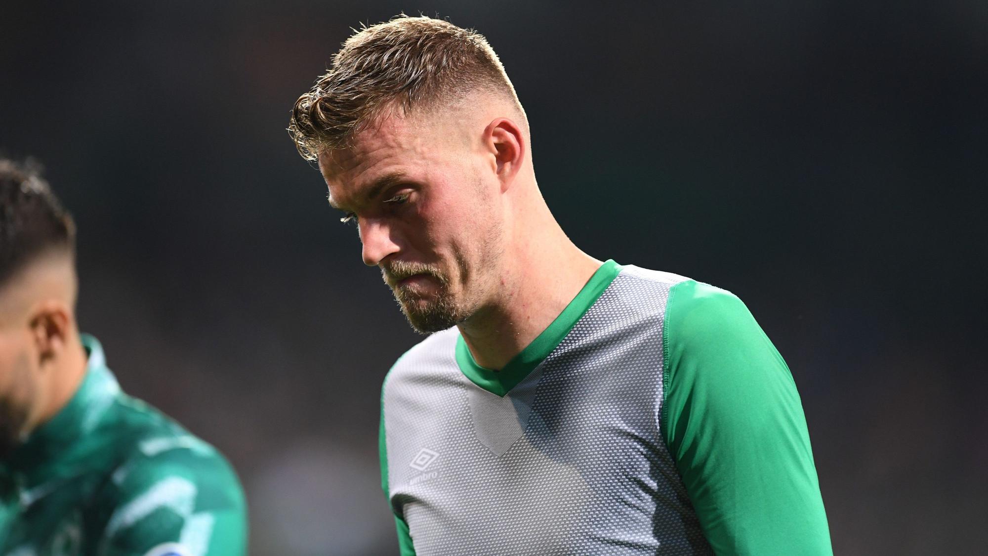 Werders Marvin Ducksch geht nach dem Abpfiff in die Kabine.
