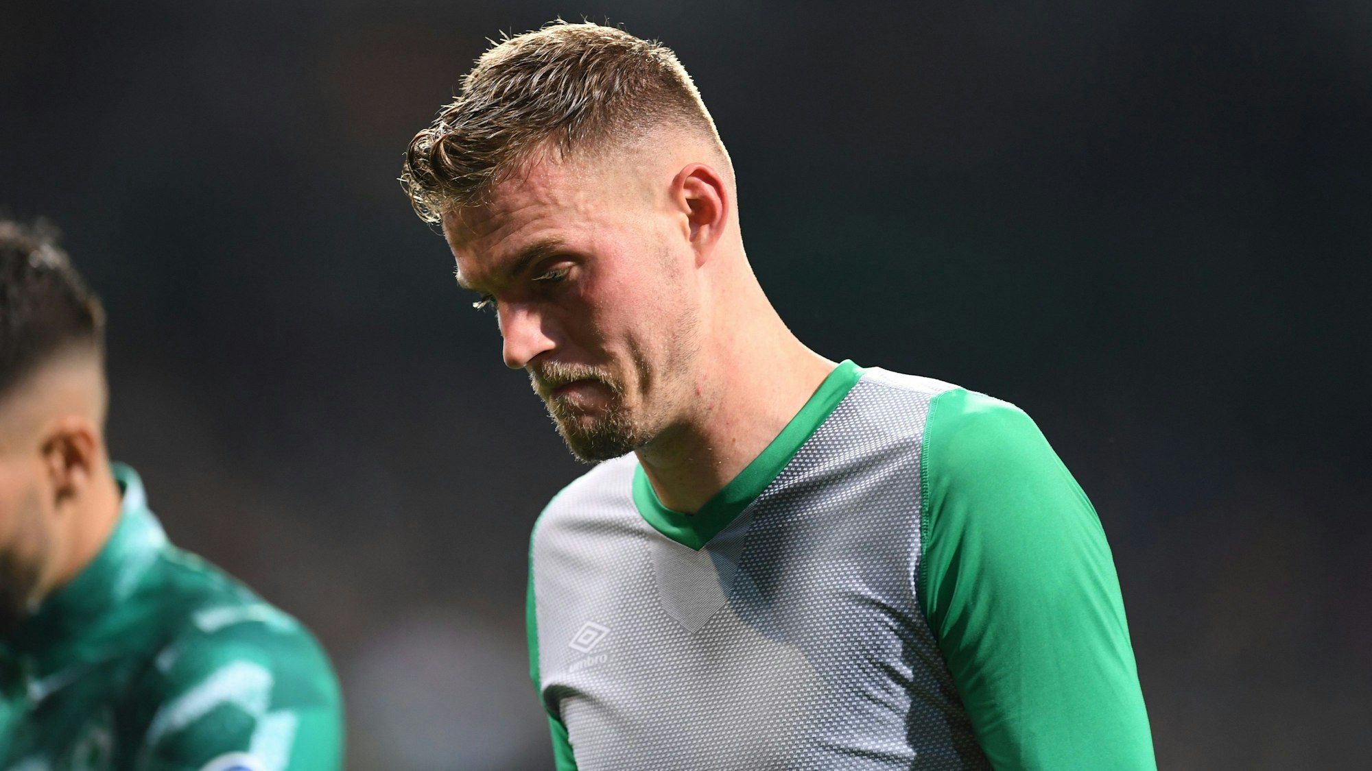 Werders Marvin Ducksch geht nach dem Abpfiff in die Kabine.