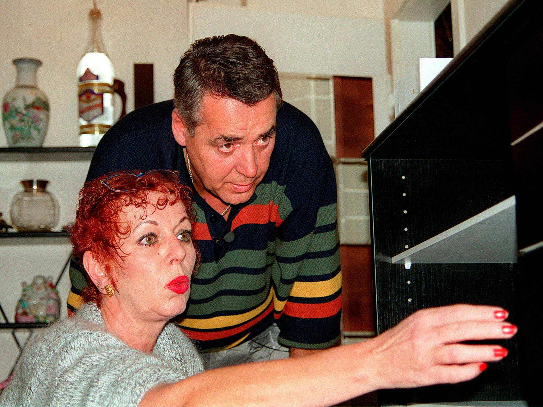 Annemie und Fred Fussbroich verzweifeln in Folge 68 „Die Herrenkommode“ der Soap "Die Fussbroichs" beim Aufbau ihrer neuen Kommode.