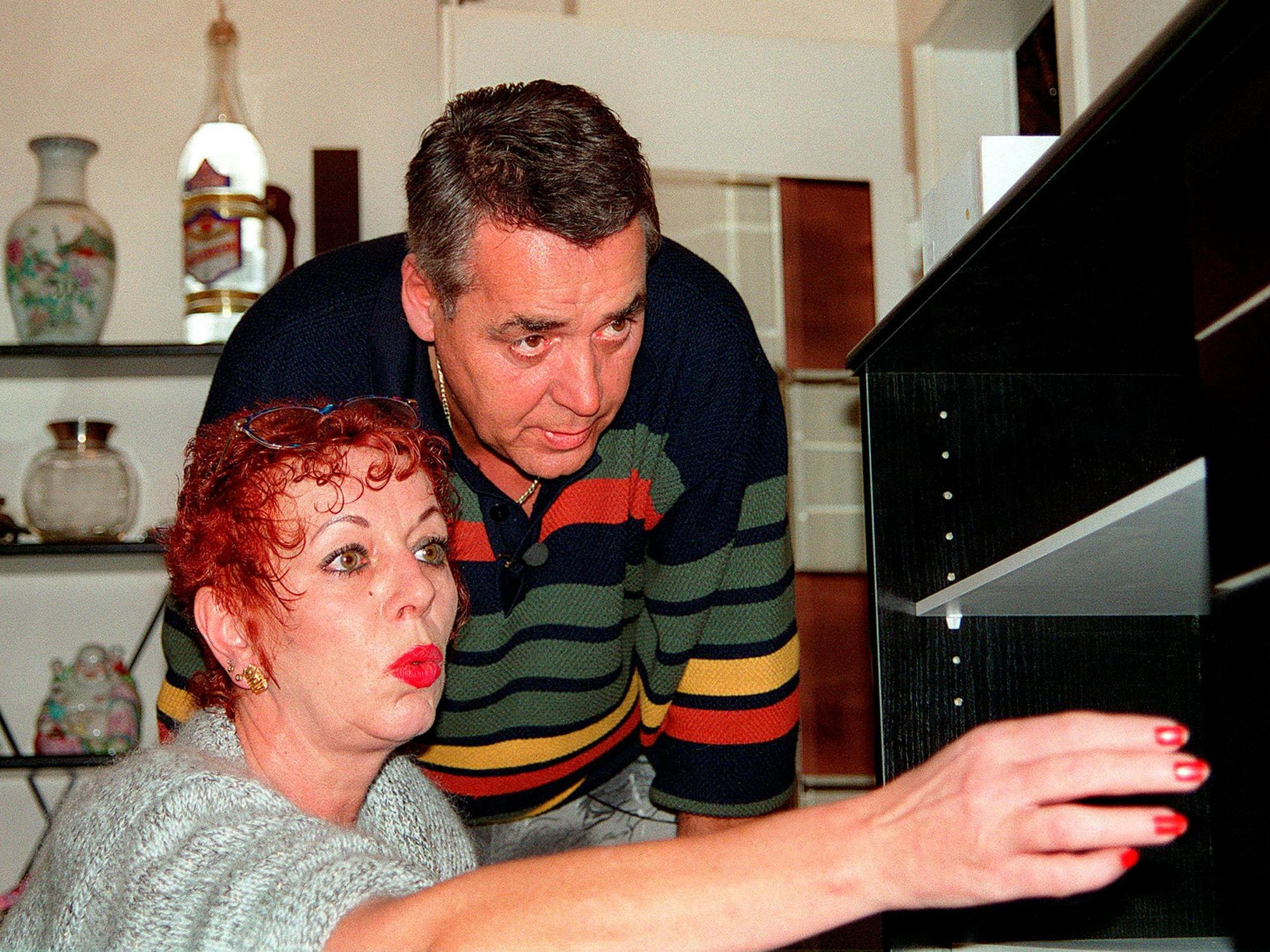 Annemie und Fred Fussbroich verzweifeln in Folge 68 „Die Herrenkommode“ der Soap "Die Fussbroichs" beim Aufbau ihrer neuen Kommode.