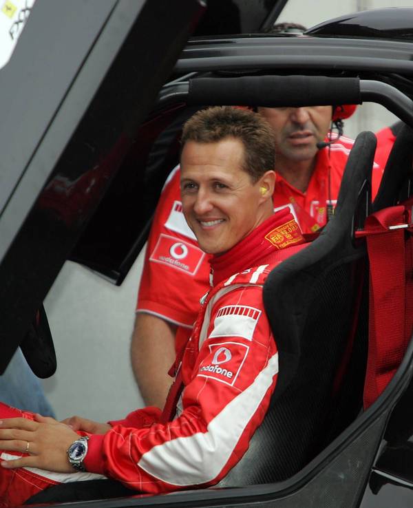 Michael Schumacher sitzt lächelnd im Ferrari