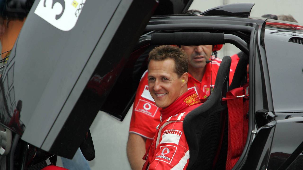 Michael Schumacher sitzt lächelnd im Ferrari