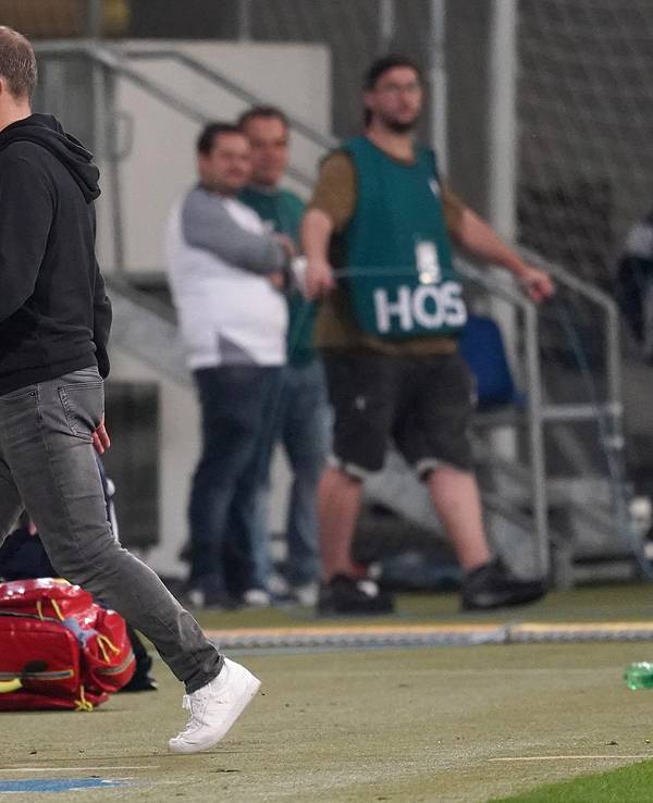 Der Schalker Trainer Frank Kramer geht nach der Niederlage vom Platz.