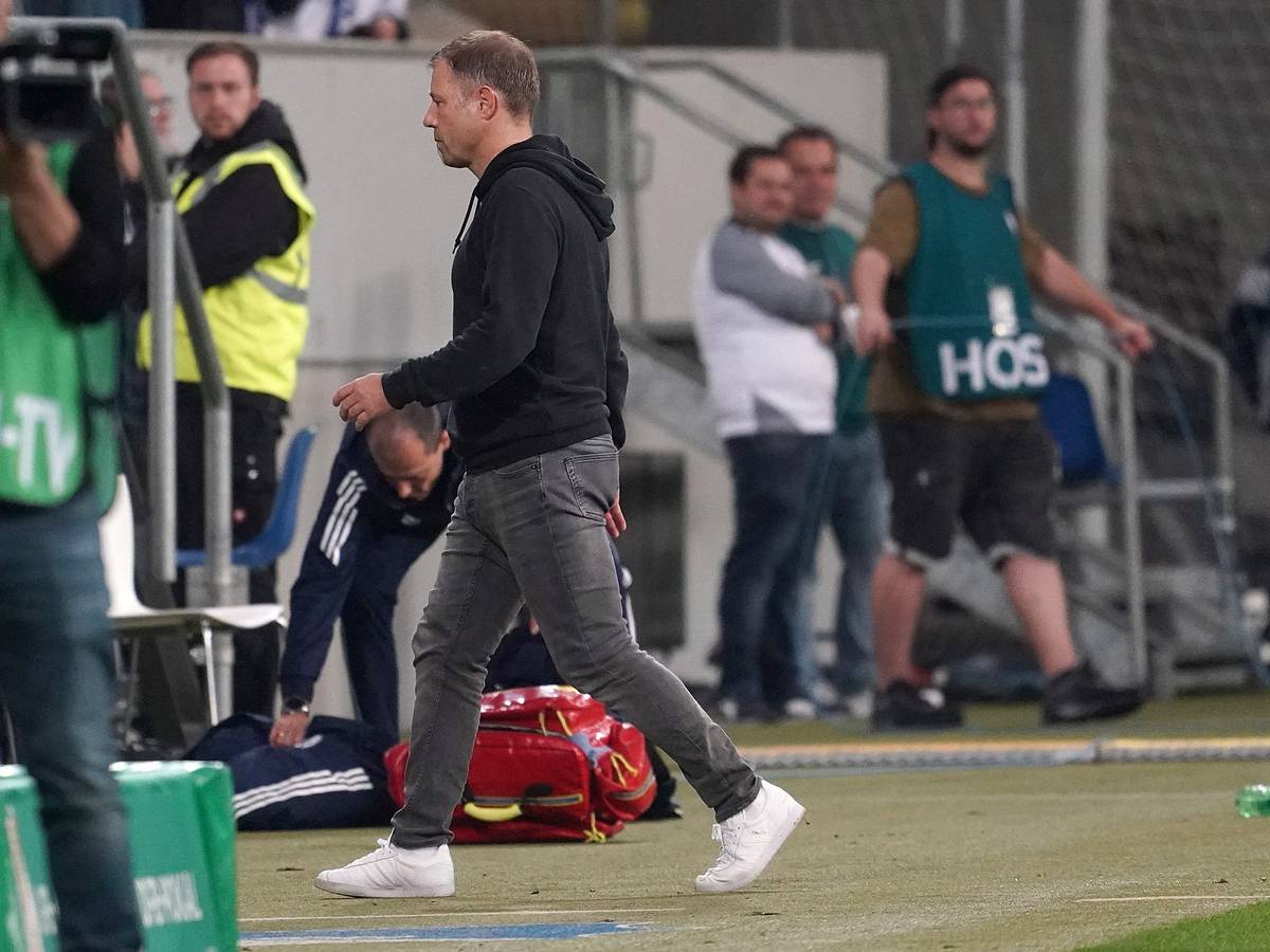 Der Schalker Trainer Frank Kramer geht nach der Niederlage vom Platz.
