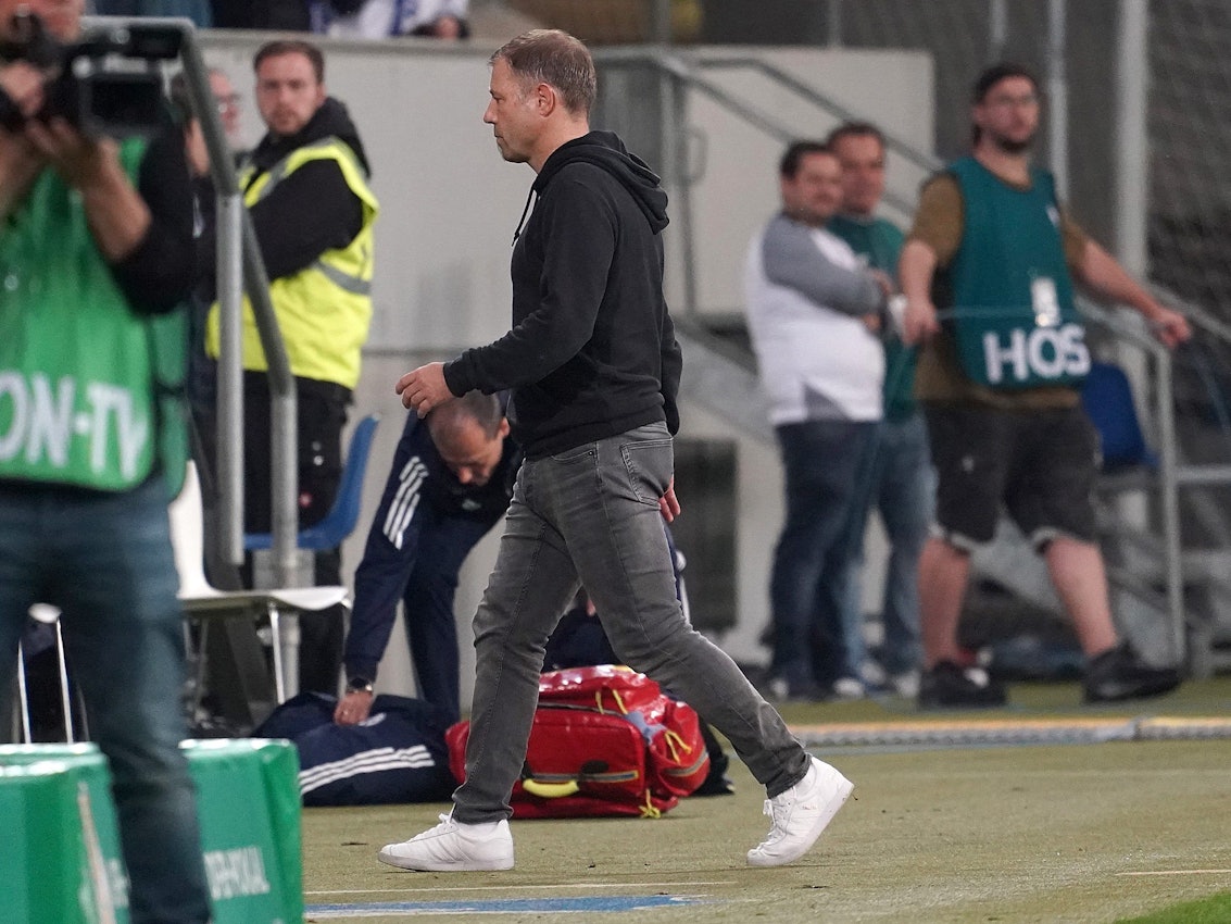 Der Schalker Trainer Frank Kramer geht nach der Niederlage vom Platz.