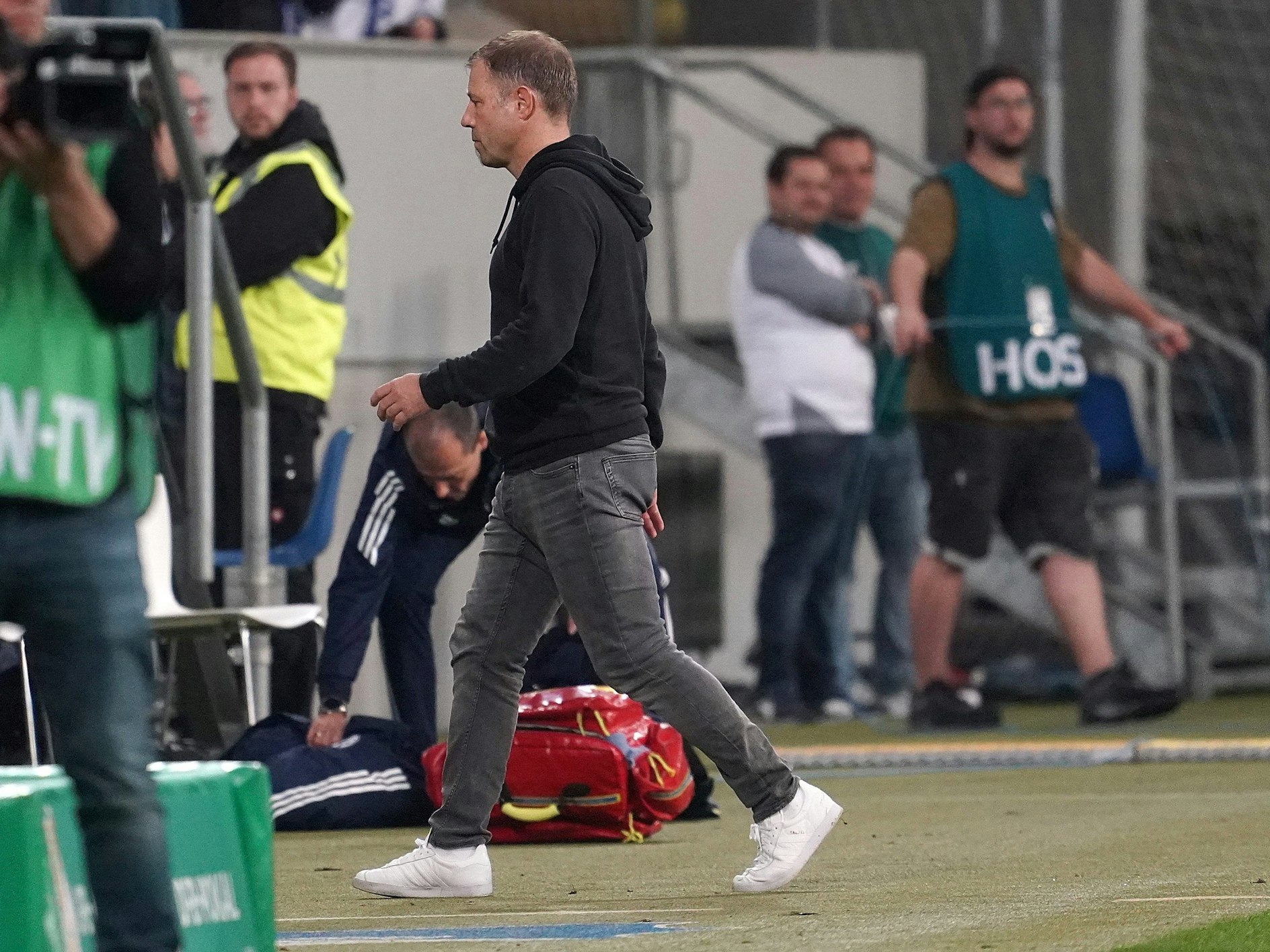 Der Schalker Trainer Frank Kramer geht nach der Niederlage vom Platz.