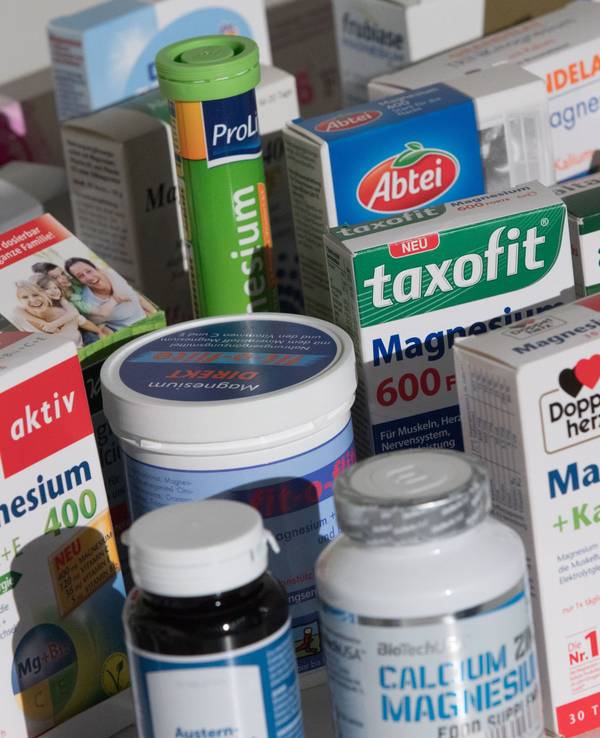 Das Nahrungsergänzungsmittel sollte nicht verzehrt werden. Unser Symbolfoto zeigt verschiedene Produkte von Nahrungsergänzungsmitteln.