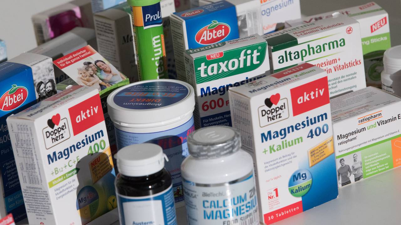 Das Nahrungsergänzungsmittel sollte nicht verzehrt werden. Unser Symbolfoto zeigt verschiedene Produkte von Nahrungsergänzungsmitteln.