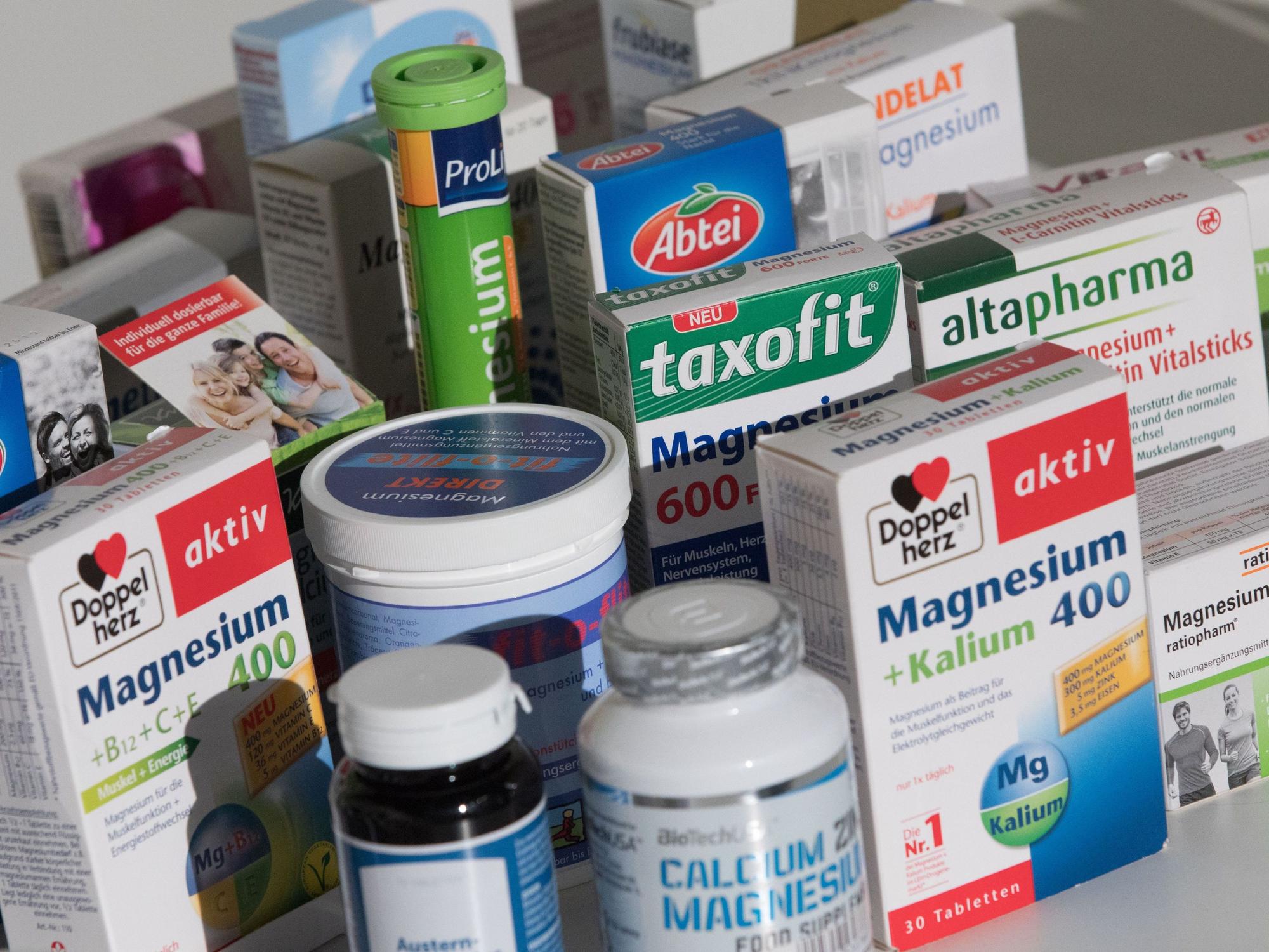 Das Nahrungsergänzungsmittel sollte nicht verzehrt werden. Unser Symbolfoto zeigt verschiedene Produkte von Nahrungsergänzungsmitteln.