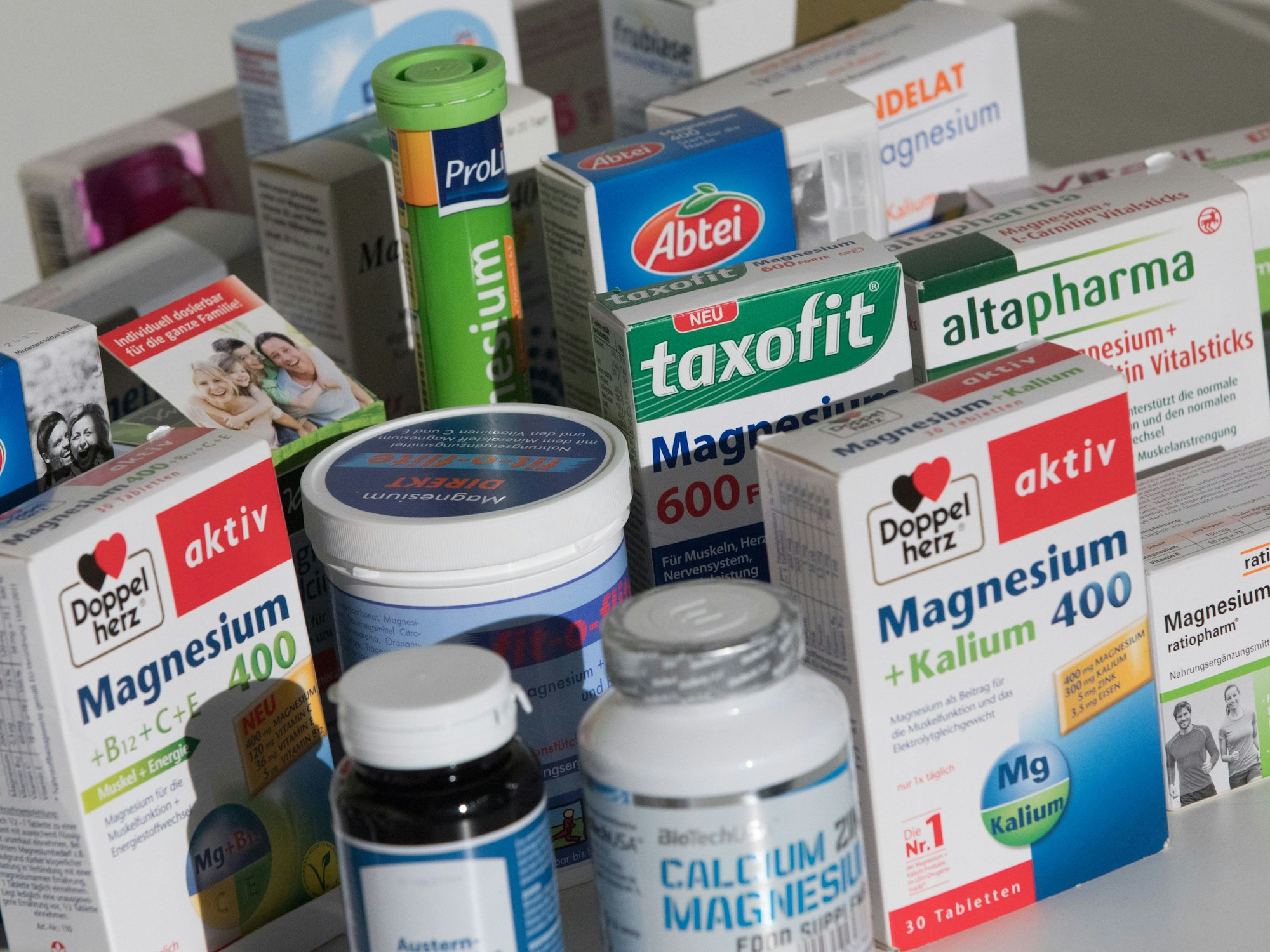 Das Nahrungsergänzungsmittel sollte nicht verzehrt werden. Unser Symbolfoto zeigt verschiedene Produkte von Nahrungsergänzungsmitteln.