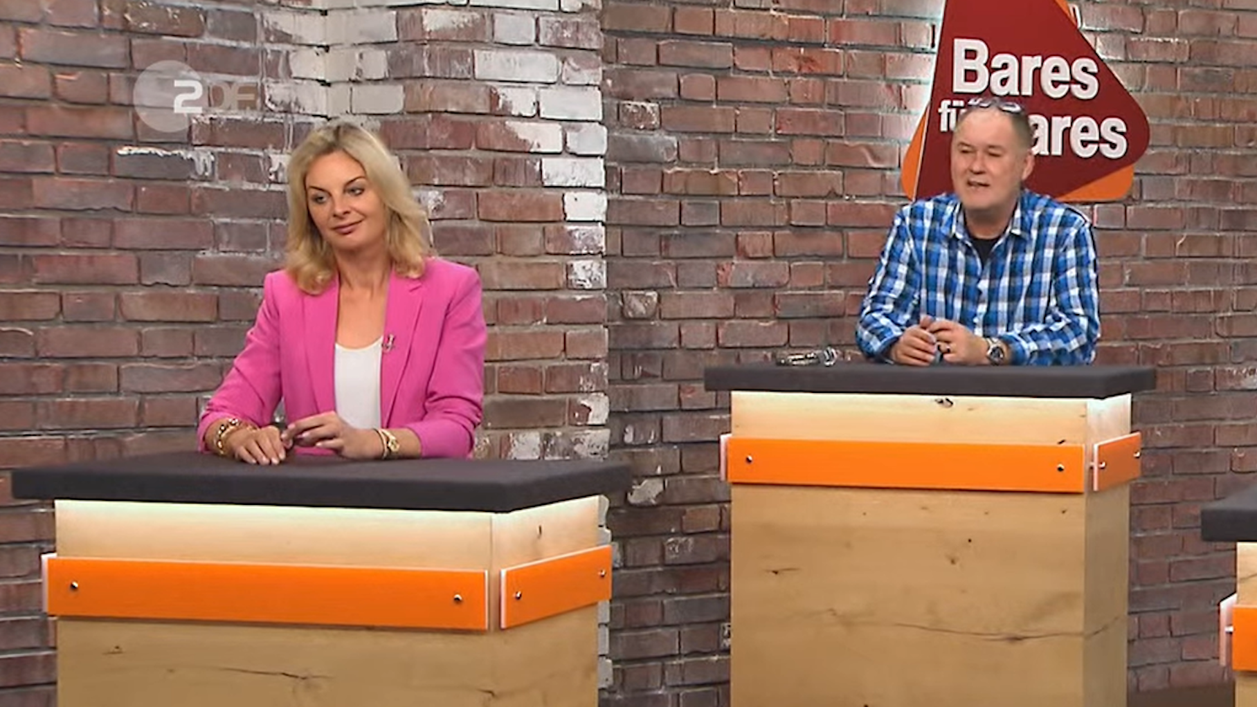 „Bares für Rares“-Händler Walter Lehnertz sitzt hinter dem Händler-Pult in der ZDF-Sendung „Bares für Rares“.