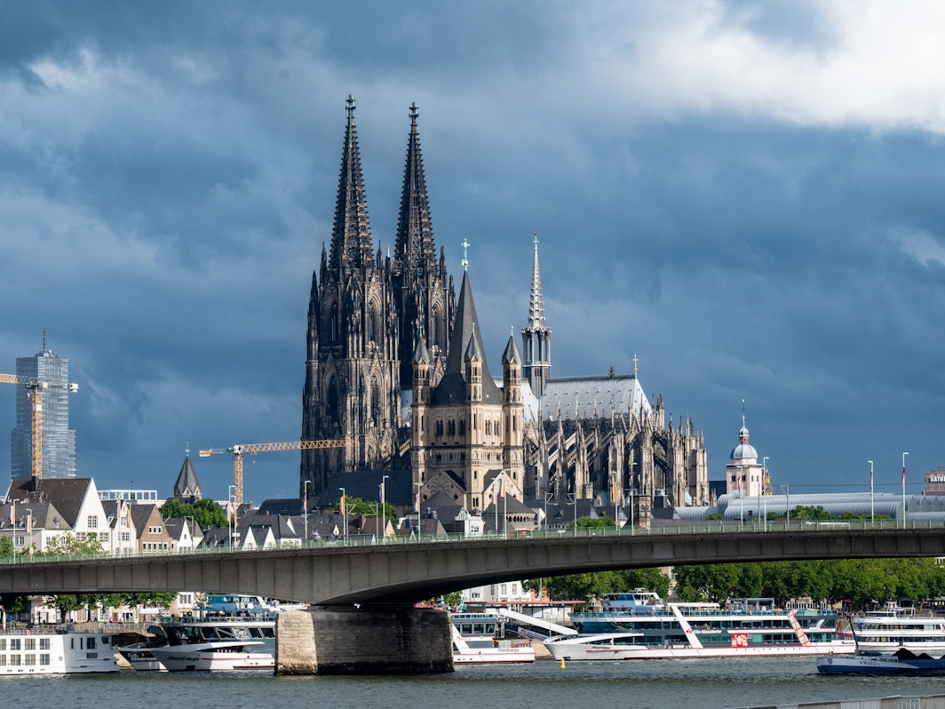 Das Stadtpanorama mit Rhein und Dom.