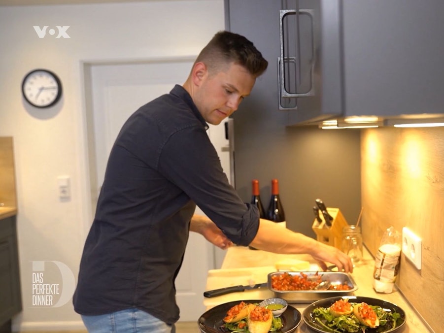 Kay steht in seiner Küche.